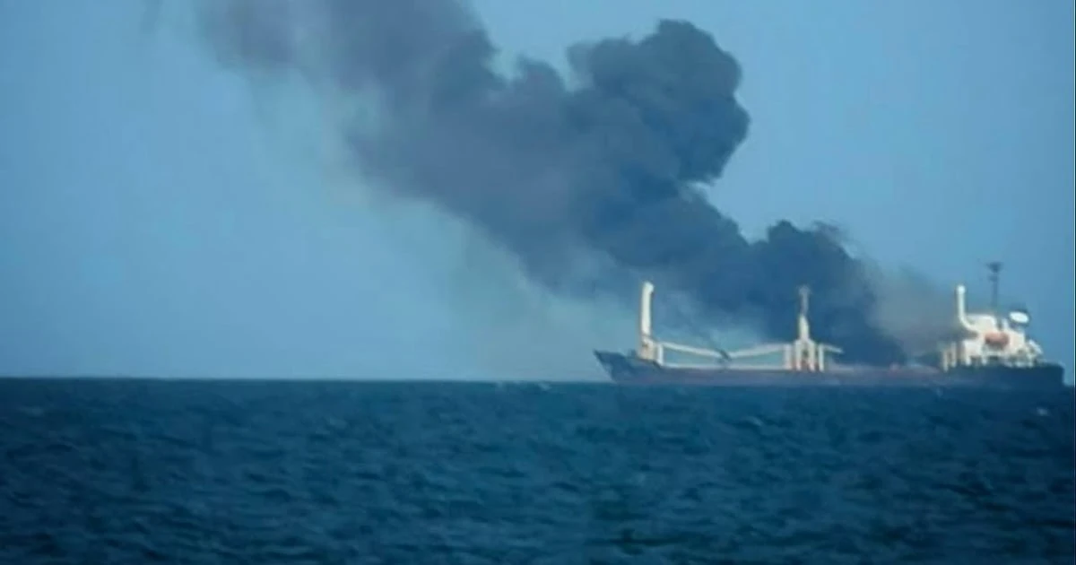 Цивільне вантажне судно в акваторії Чорного моря після російського удару