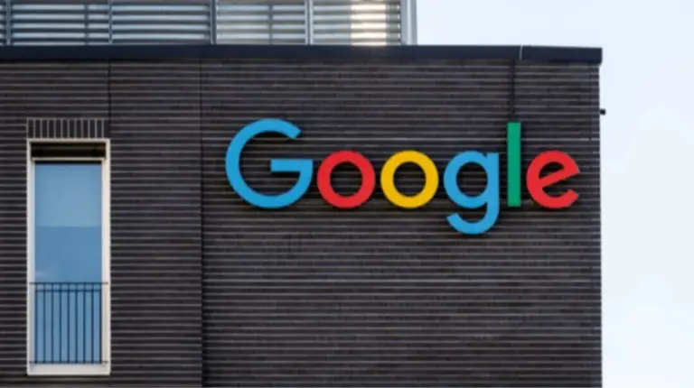 Логотип Google на екрані