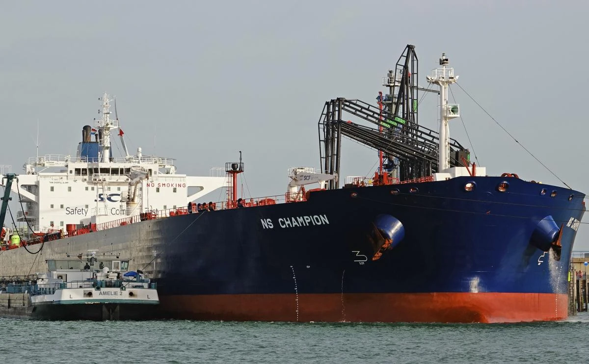 Хроніка рішення ЄС: як санкційний пакет відкрив шлях до продажу нафти «тіньового флоту»