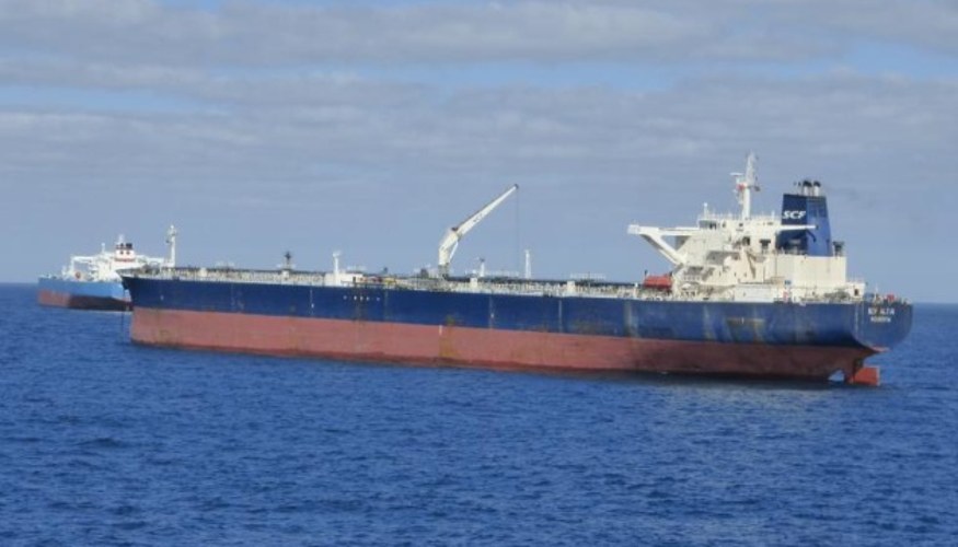 Супутниковий знімок сріблясто-сірої плями ймовірного розливу нафти у бухті на південний захід від острова Аль-Кіблія