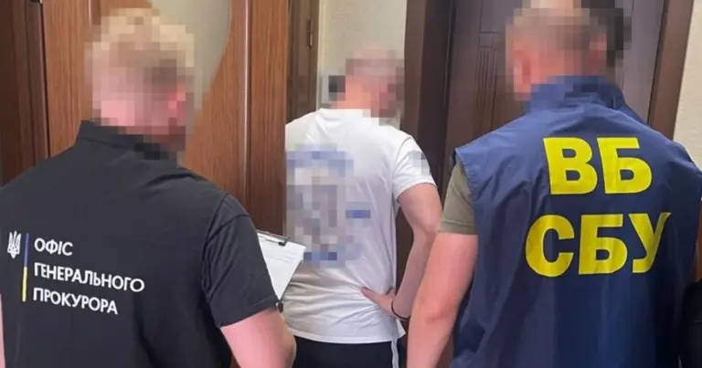 Документи та вилучені кошти під час обшуків у справі заступника голови Хмельницької ОВА