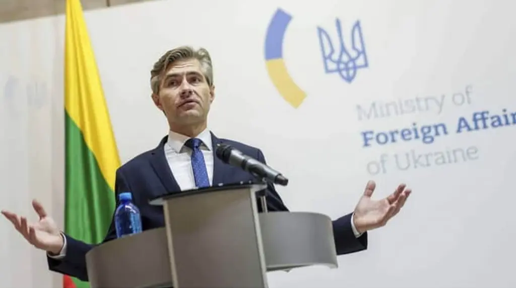 Пошкоджена будівля посольства Литви у Києві після удару