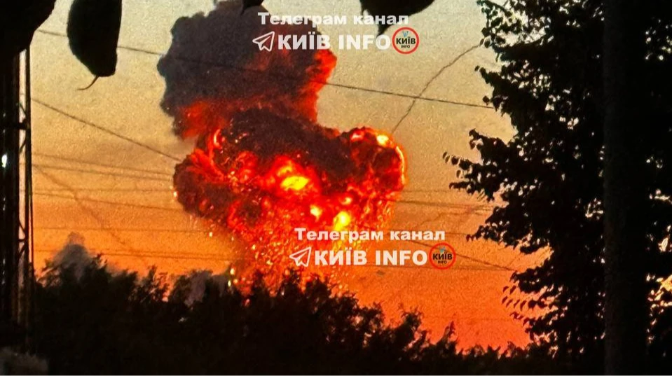 Пожежа та дим на території підприємства у селі Мила Бучанського району після влучання безпілотника