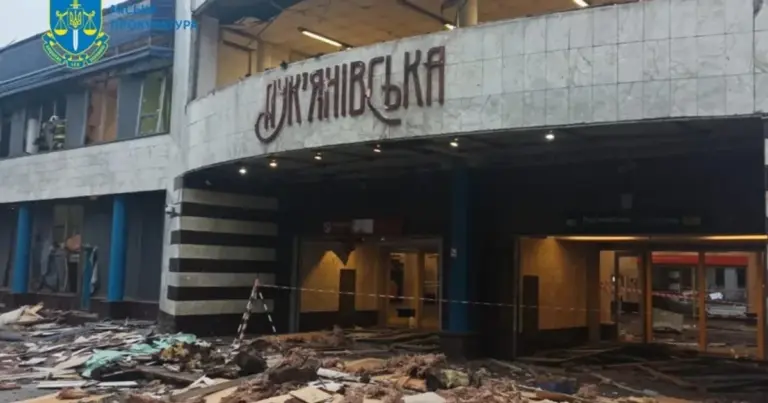 Скляна зупинка громадського транспорту біля станції метро «Лук'янівська»