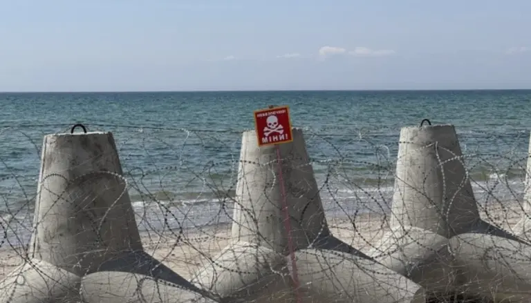 Огороджена ділянка берегової лінії в Коблевому з попереджувальними знаками про мінну небезпеку