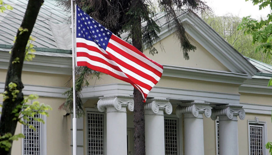 Дональд Трамп на тлі прапора США