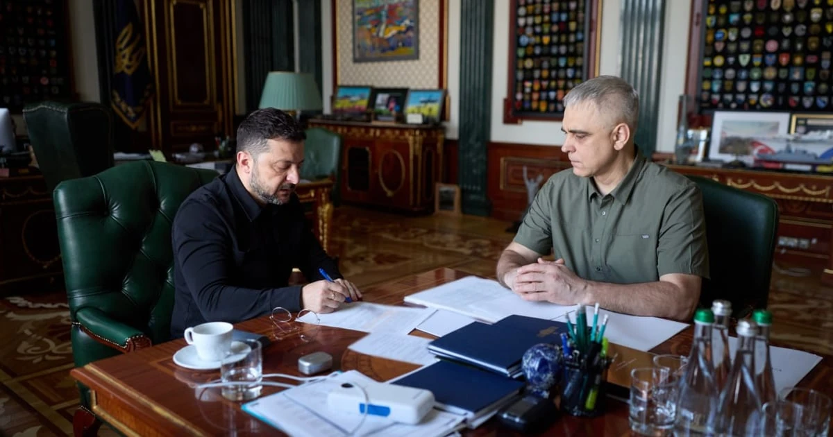 Володимир Зеленський та Олександр Поклад під час доповіді щодо дрона-перехоплювача