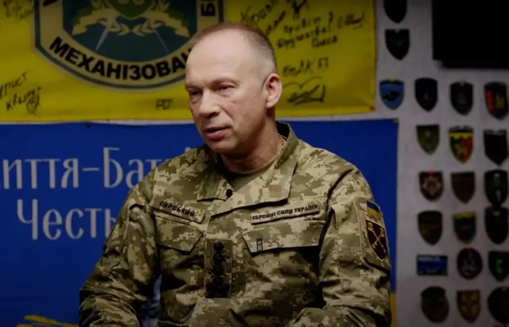 Українські військові з дорожнім знаком-розвилкою Україна-Росія у Курській області