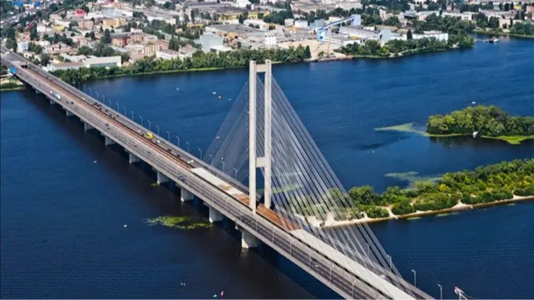 Перекритий Південний міст у Києві та затори на магістралях після нічного удару 2 жовтня
