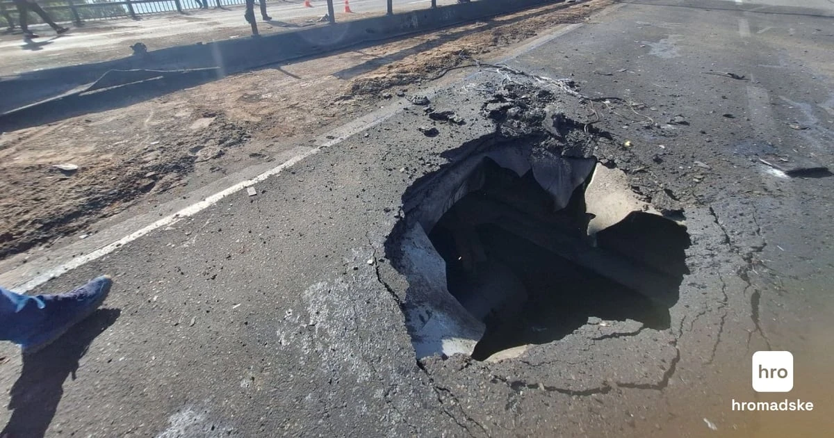 Пошкоджене дорожнє полотно Північного мосту в Києві після удару безпілотника