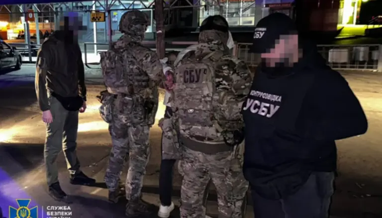 Правоохоронці СБУ на автовокзалі у Рівному під час затримання агента з вибухівкою