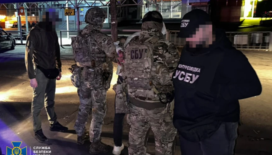 Правоохоронці СБУ на автовокзалі у Рівному під час затримання агента з вибухівкою