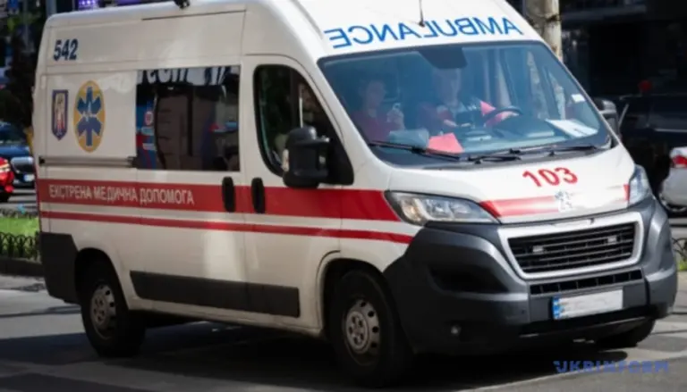 Пошкоджені багатоповерхові будинки у житловому районі Кременчука після удару 7 жовтня