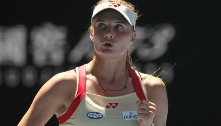 Даяна Ястремська під час матчу першого кола турніру WTA 1000 в Ухані проти Крістіни Букши