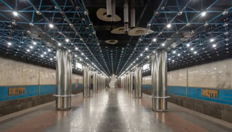 Поїзди зеленої лінії метро на Південному мості