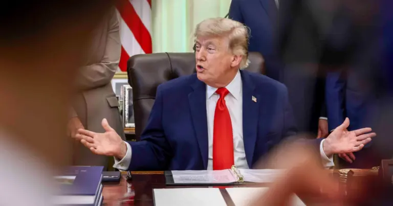 Дональд Трамп під час спілкування з журналістами