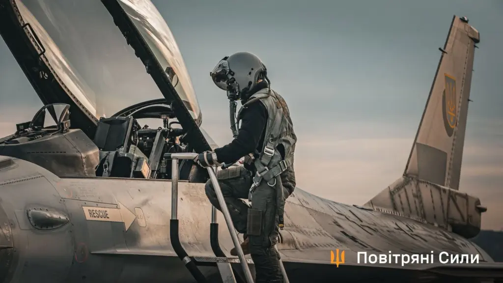 Скриншот відео Повітряних сил ЗСУ з моментом знищення російського безпілотника «Герань» українським винищувачем