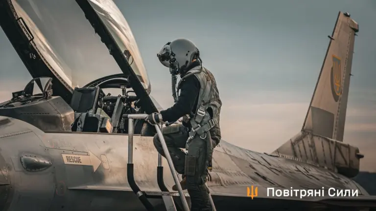 Скриншот відео Повітряних сил ЗСУ з моментом знищення російського безпілотника «Герань» українським винищувачем